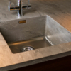 Mamutdesign-skarvlös-bänkskiva-med-vask-i-Corian-Weathered-Aggregate
