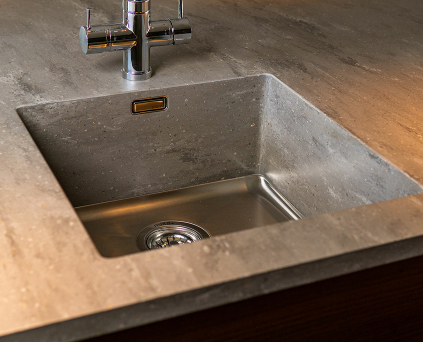 Mamutdesign-skarvlös-bänkskiva-med-vask-i-Corian-Weathered-Aggregate