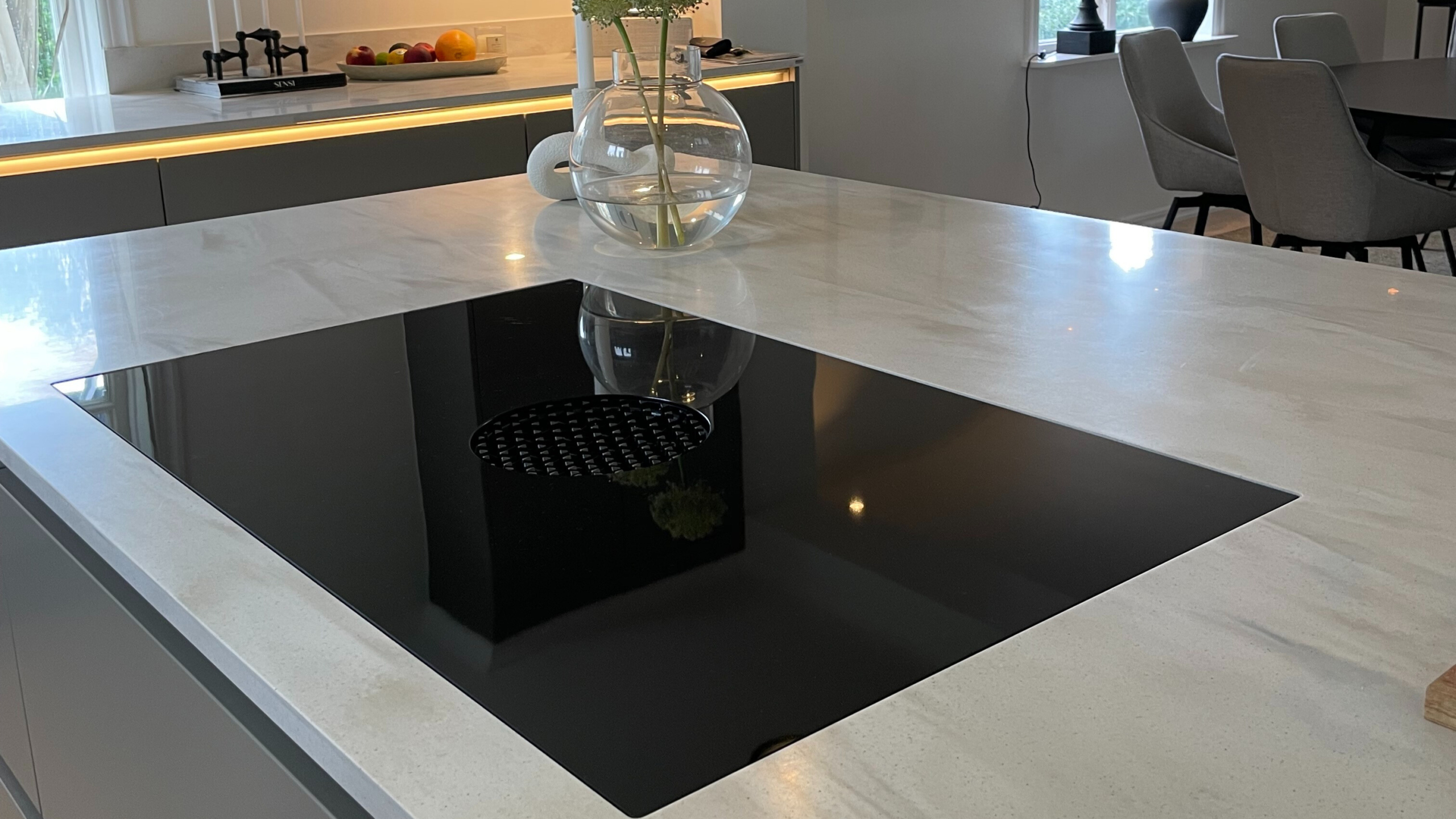 detaljbild av en spisplatta inbyygd i köksö