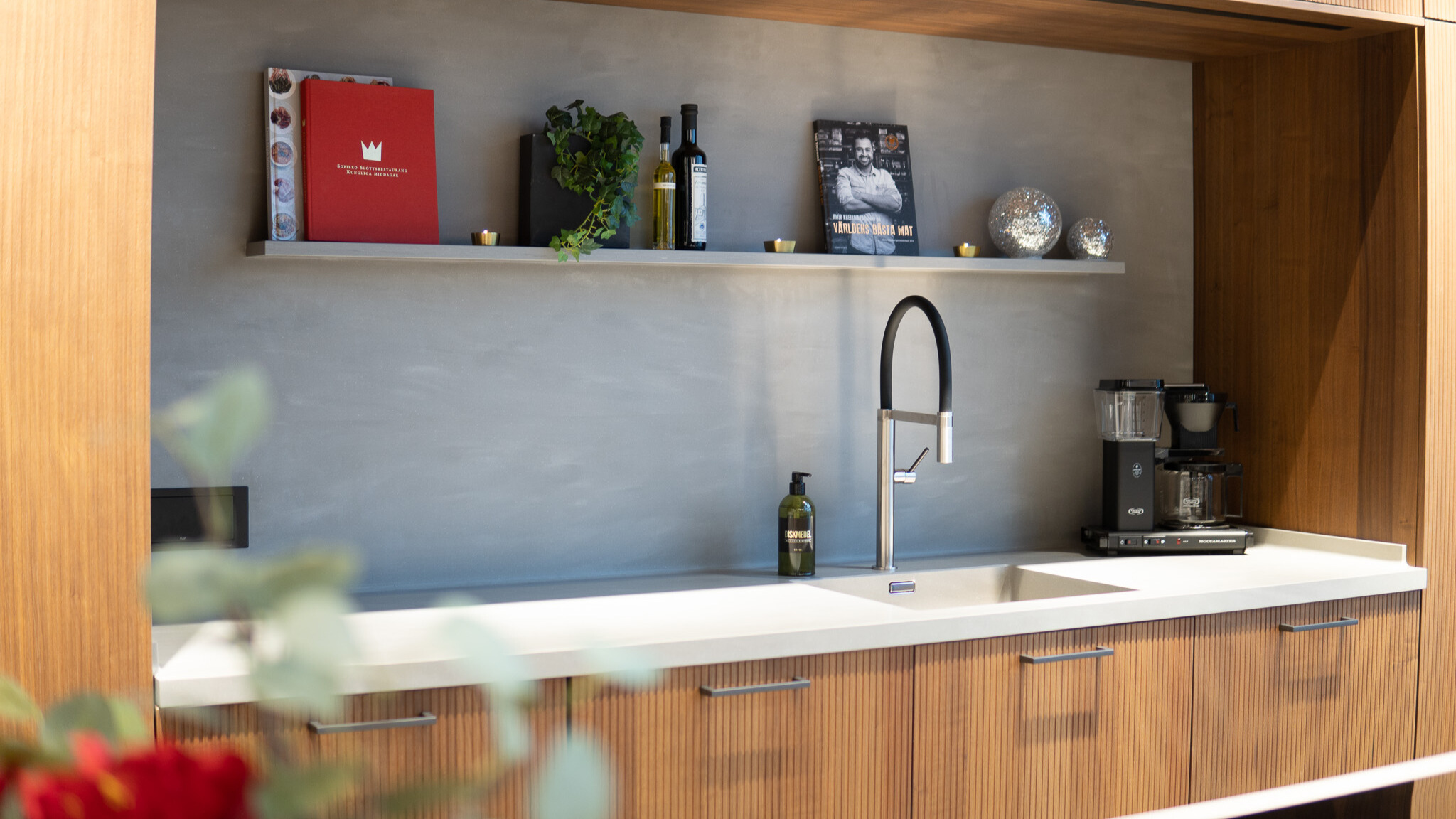 Köksbänk med inbyggd vask i corian kompositmaterial AshConcrete.